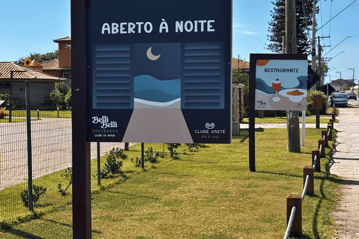Piscina e bangalôs do Belli Belli Aretê em Búzios