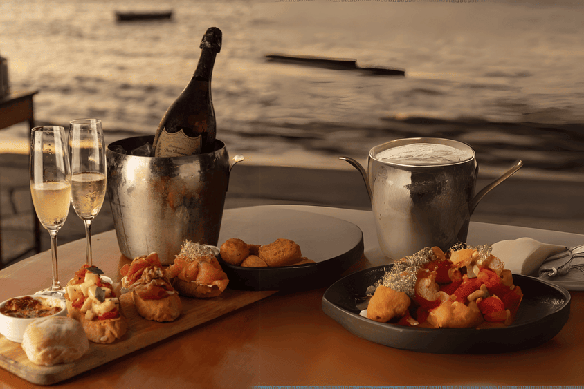Mesa do Belli Belli Porto da Barra com vista para o pôr do sol em Búzios