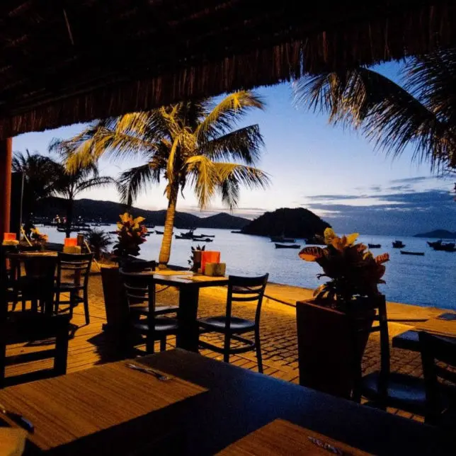 Ambiente do restaurante Buda Beach com vista para a paisagem de Búzios