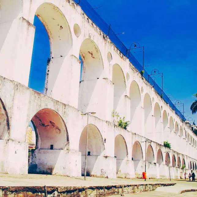Arcos da Lapa, um dos cartões-postais do Rio de Janeiro, sob céu azul