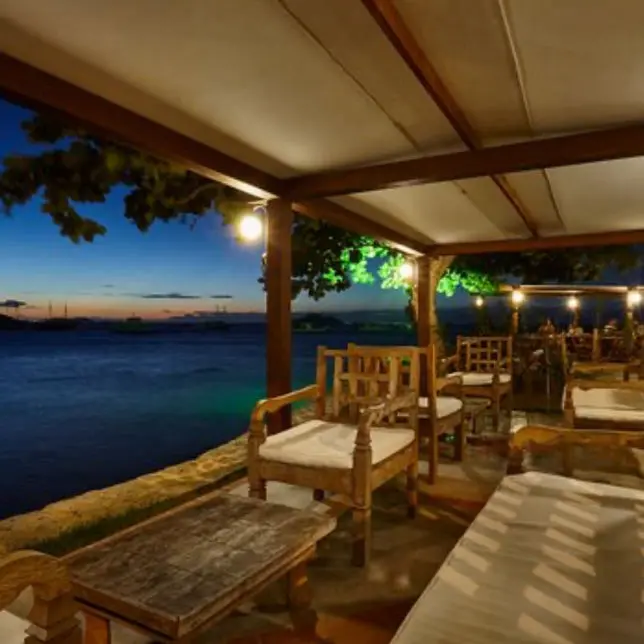 Mesa com vista para o mar no Madame Bardot, na Orla de Búzios