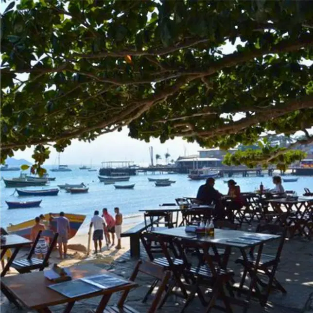 Mesa com vista para a Marina no restaurante A Peixaria, na Orla Bardot
