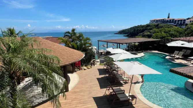 Mesas na areia do La Plage beach club em Búzios