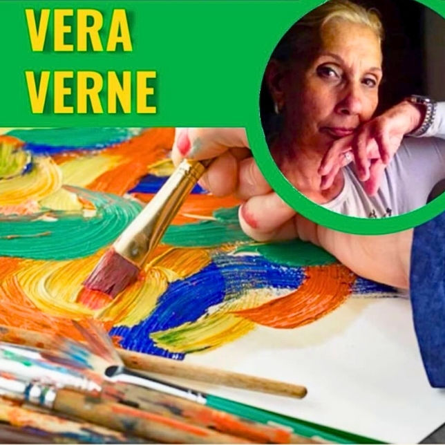 Participante pinta tecido com cores vibrantes durante aula da artista Vera Verne em Búzios