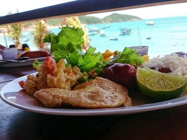 Varanda com vista para o mar no restaurante Chamas, na Rua das Pedras