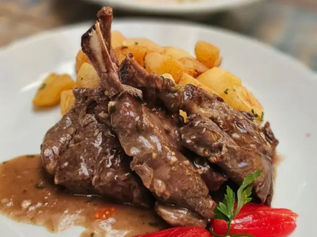 Prato servido no restaurante Noi, no centro de Búzios