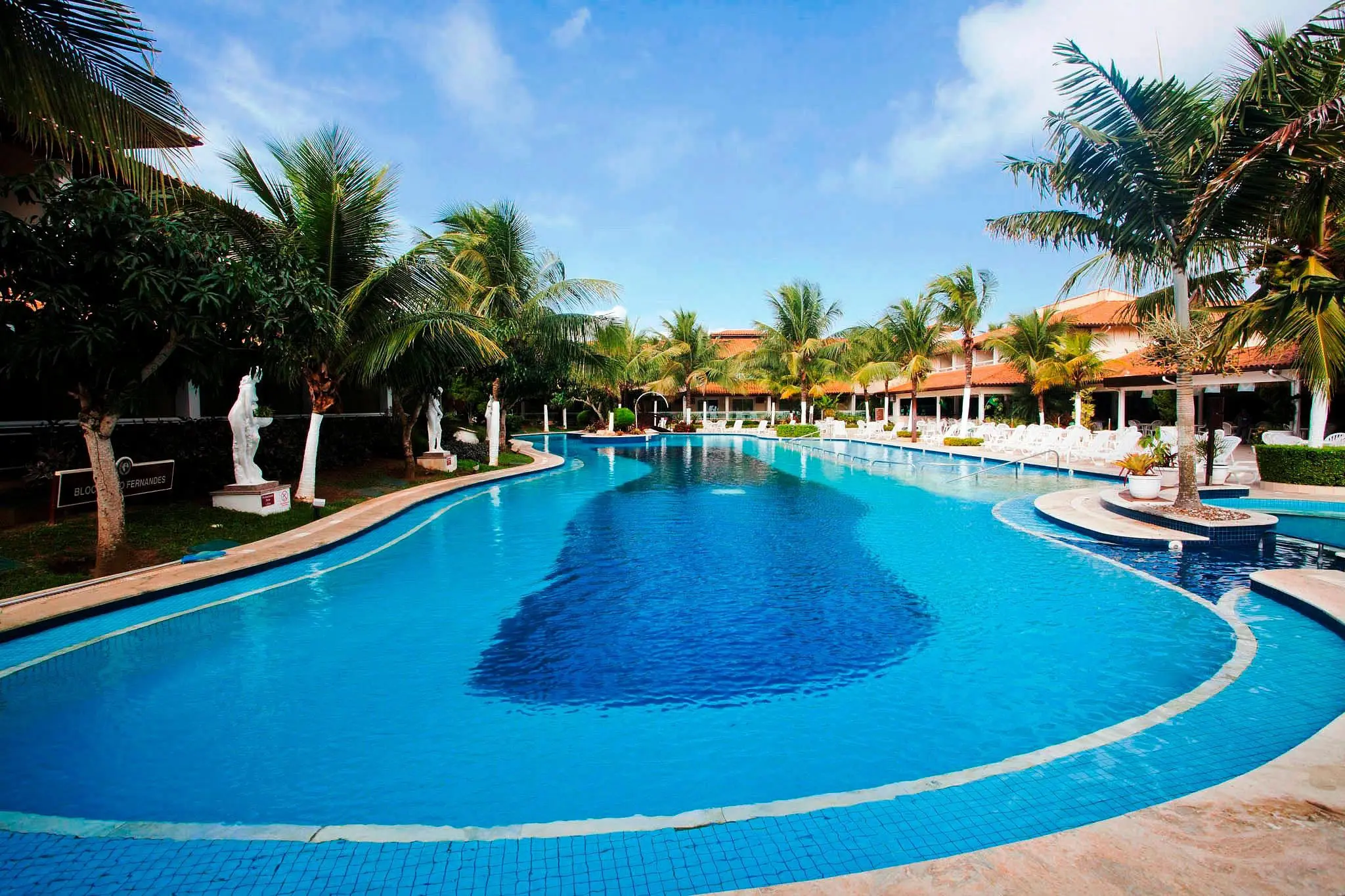 Piscina principal do Hotel Atlântico Búzios de frente para a Baía da Armação